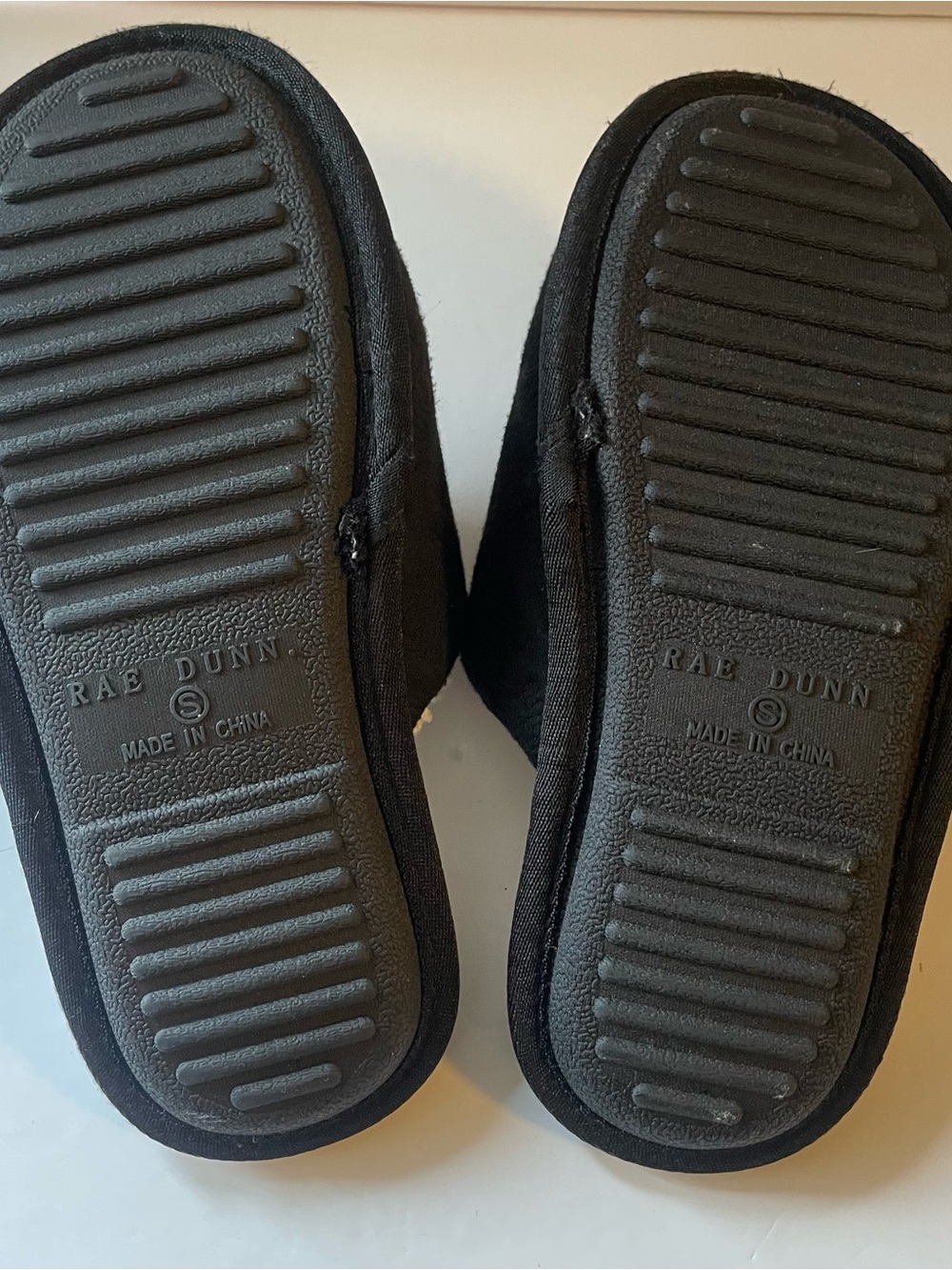 Rae Dunn "CHILL MODE" Black Quilted Sherpa Lined Slide Slippers - Women's Size S - Picture 7 of 8